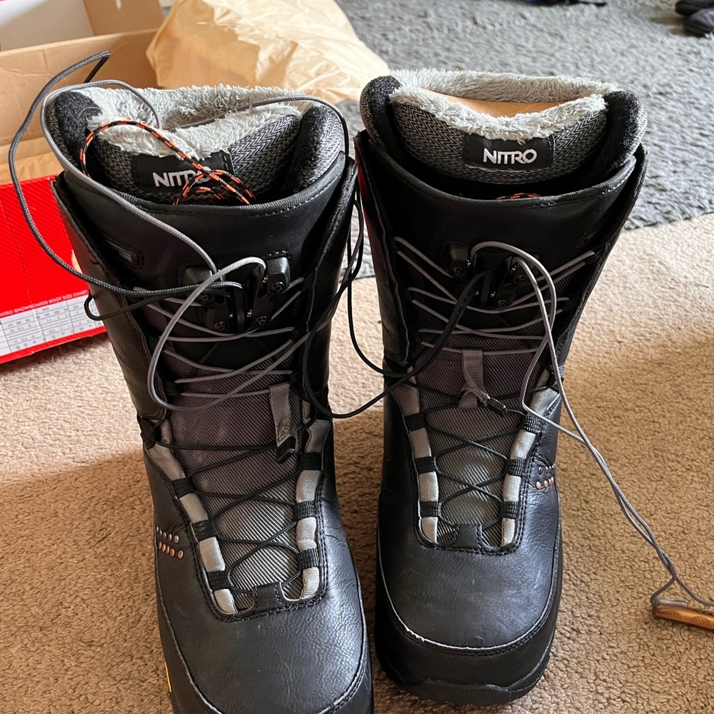 Nitro Faint TLS snowboard boots with TLS lacing system.